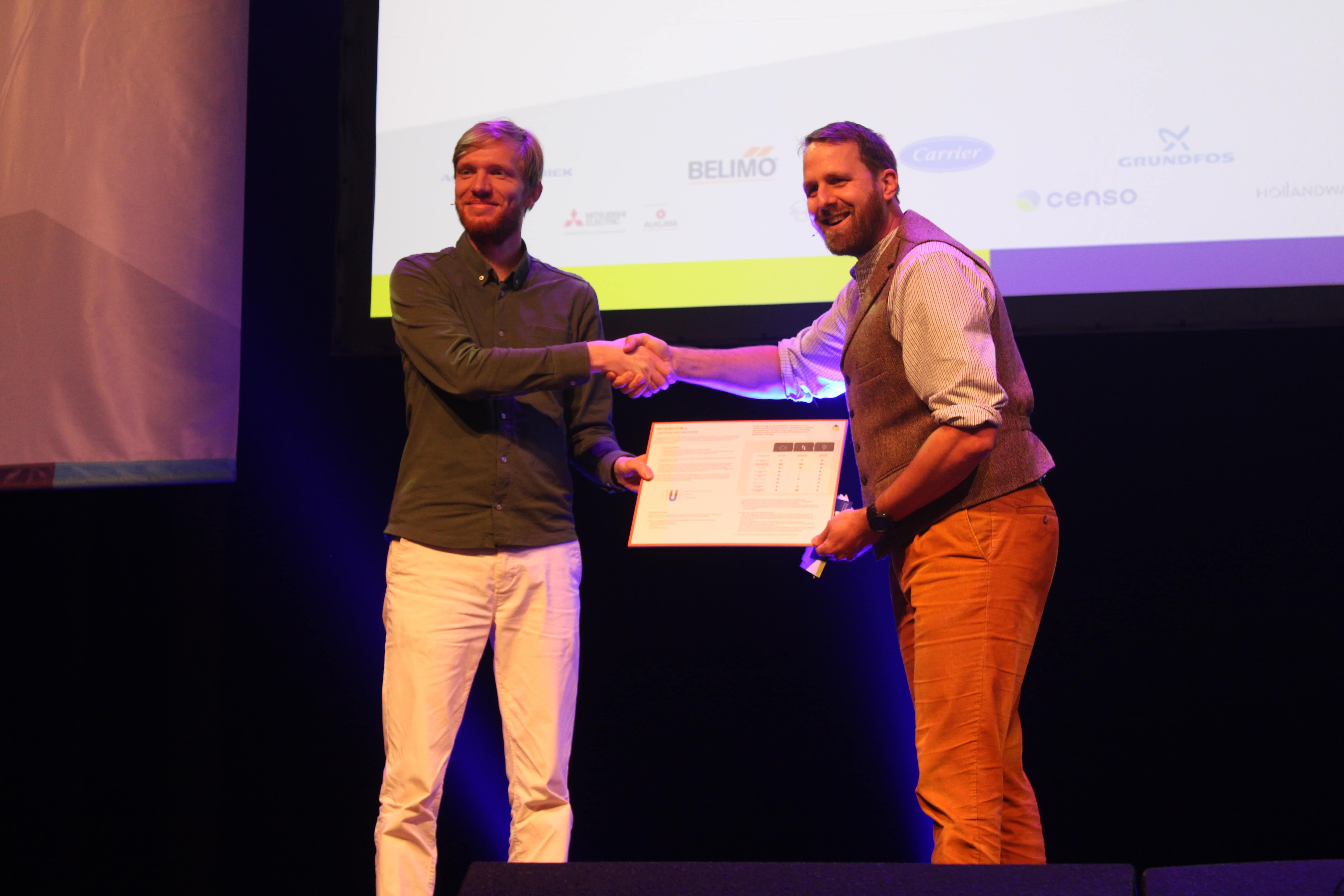 Nick Post overhandigt ST factsheets aan Timon Huijzendveld