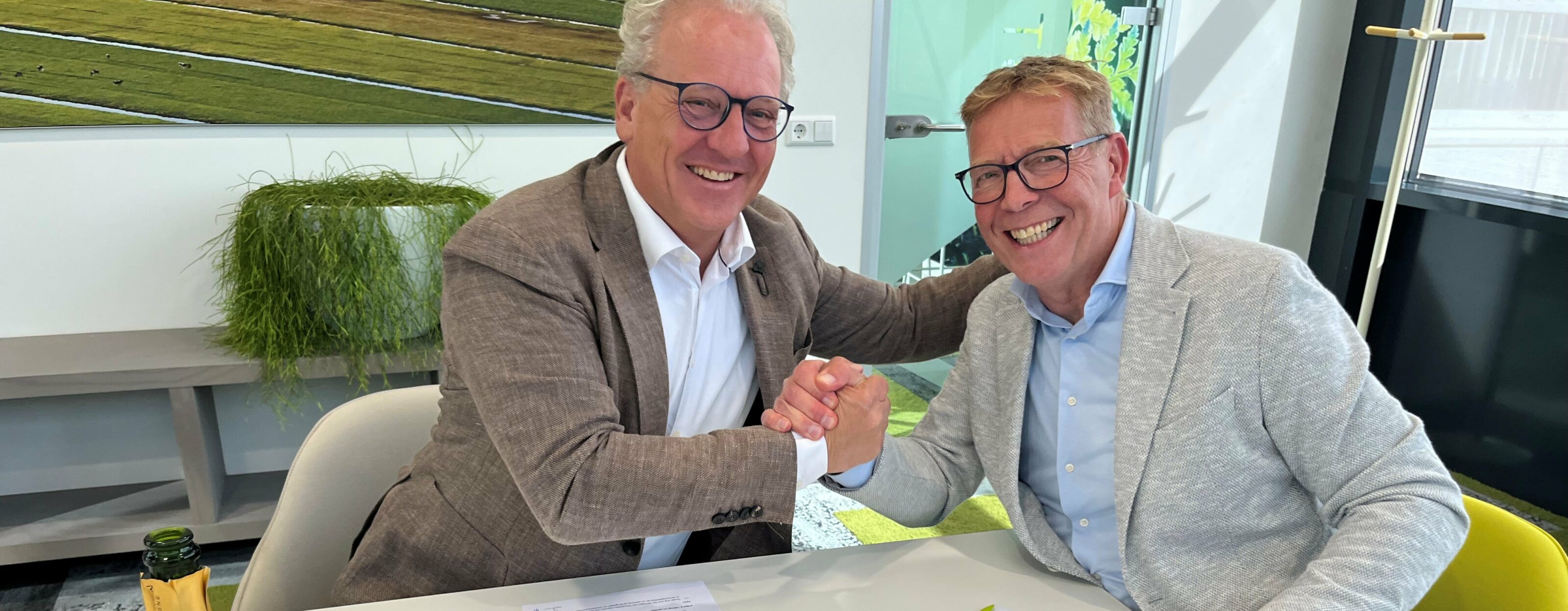 Ron Koenen (KPE) en John Lens (TVVL) bekrachtigen samenwerking kpe en tvvl