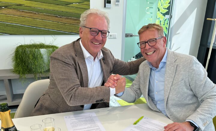 Ron Koenen (KPE) en John Lens (TVVL) bekrachtigen samenwerking kpe en tvvl