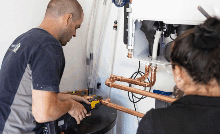 Installateur die bezig is met de binnentempraturen